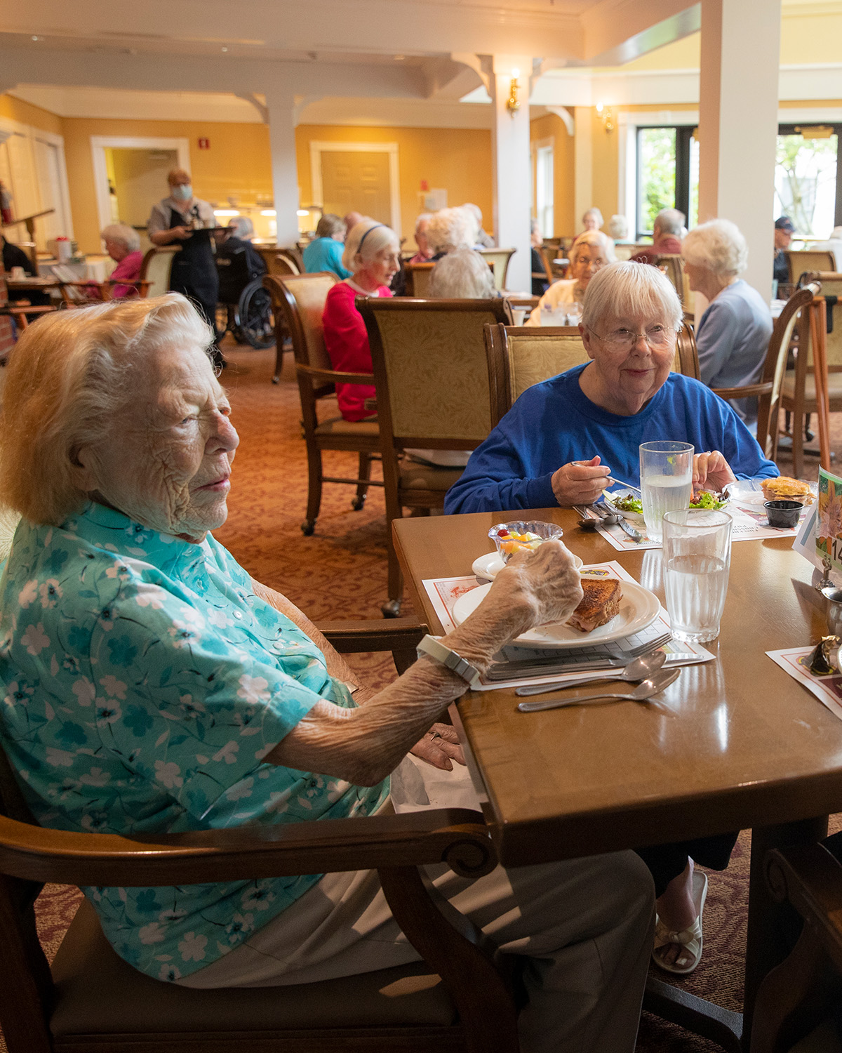 harvest-hill-dining-residents